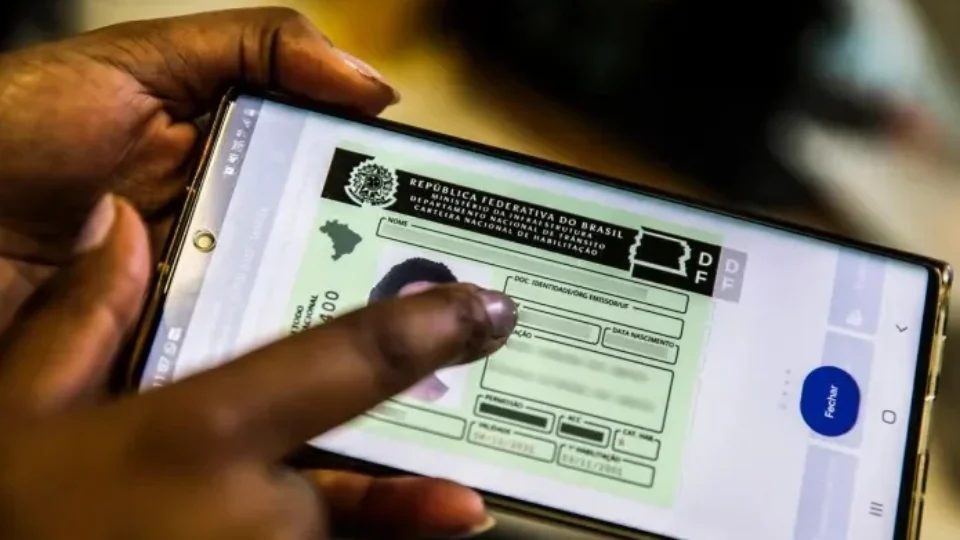 Detran-SP registra adesão em massa à CNH Digital; mais de 370 mil motoristas já optaram pelo documento eletrônico
