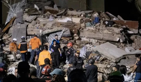 Famílias procuram sobreviventes após terremotos na Venezuela