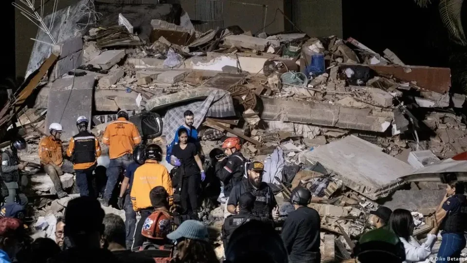 Famílias procuram sobreviventes após terremotos na Venezuela