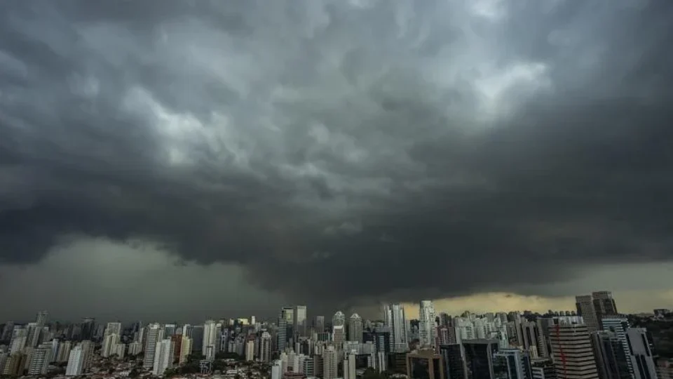 Nova frente fria avança pelo Sul e deve derrubar as temperaturas em São Paulo nos próximos dias