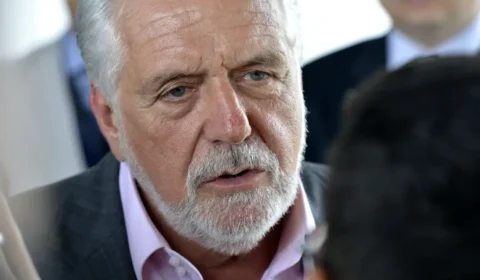Aliados de Lula pressionam Jaques Wagner a deixar liderança do governo no Senado após avanço das investigações