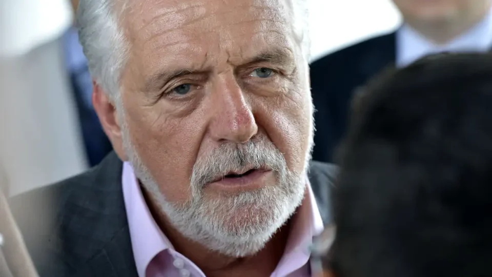 Aliados de Lula pressionam Jaques Wagner a deixar liderança do governo no Senado após avanço das investigações