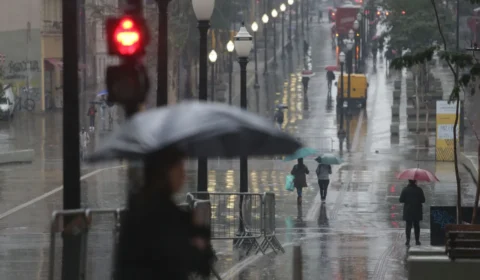 Inverno começa com chuva, ventania e queda brusca de temperatura em São Paulo