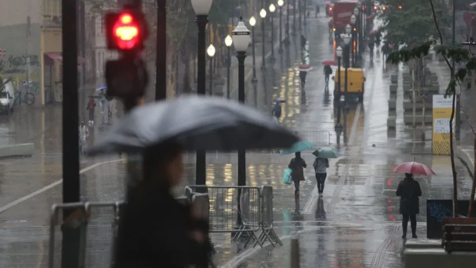 Inverno começa com chuva, ventania e queda brusca de temperatura em São Paulo