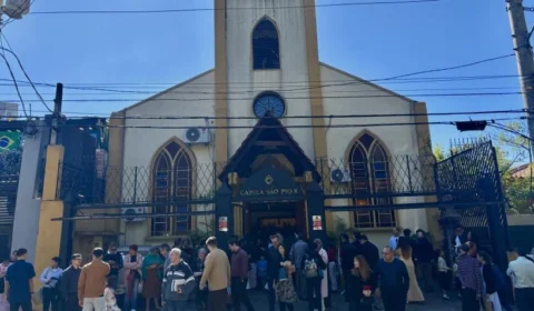 Fé e dinheiro: disputa com o papa e suspeita de esquema milionário sacodem igrejas