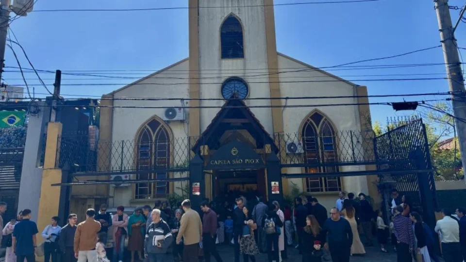 Fé e dinheiro: disputa com o papa e suspeita de esquema milionário sacodem igrejas