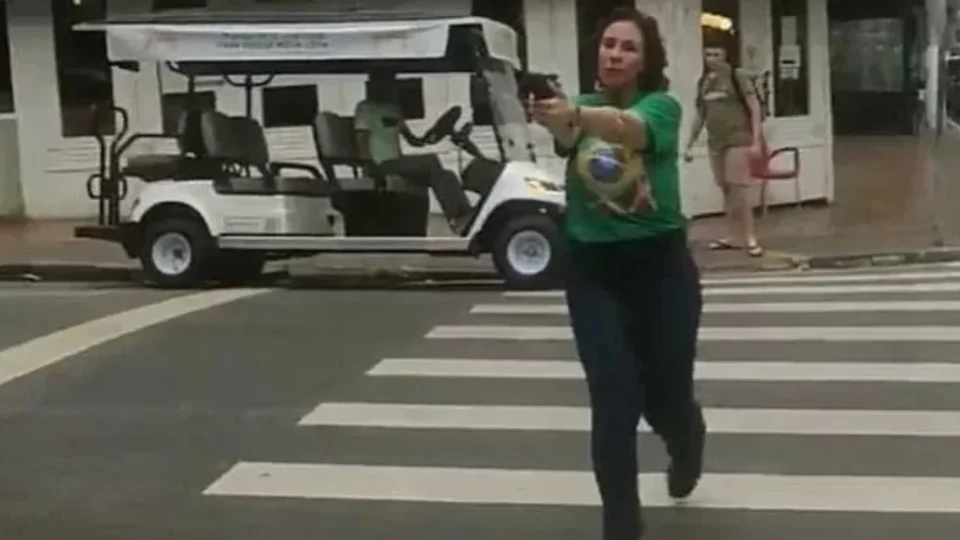 Jornalista perseguido por Carla Zambelli tem prisão decretada; entenda