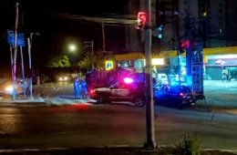 Caminhão carregado com mangas tomba em avenida da Zona Oeste de São Paulo e espalha carga na pista