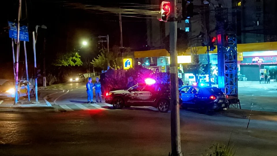 Caminhão carregado com mangas tomba em avenida da Zona Oeste de São Paulo e espalha carga na pista