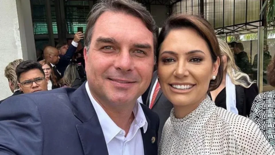 Flávio Bolsonaro tenta encerrar crise com Michelle e defende vice mulher para eleição presidencial