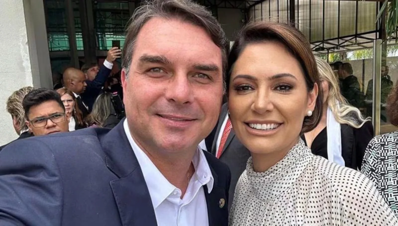 Flávio Bolsonaro tenta encerrar crise com Michelle e defende vice mulher para eleição presidencial