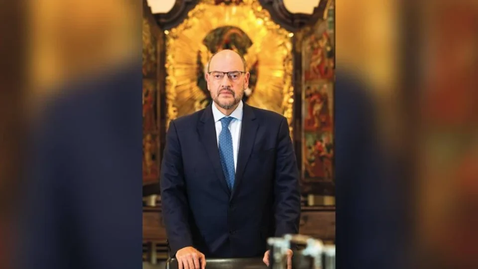 Governador Interino do RJ, Ricardo Couto corta 4 mil cargos e redesenha poder no Rio