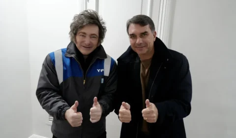 Em Buenos Aires, Javier Milei se encontra com Flávio Bolsonaro e diz que “onda azul” chegará ao Brasil neste ano