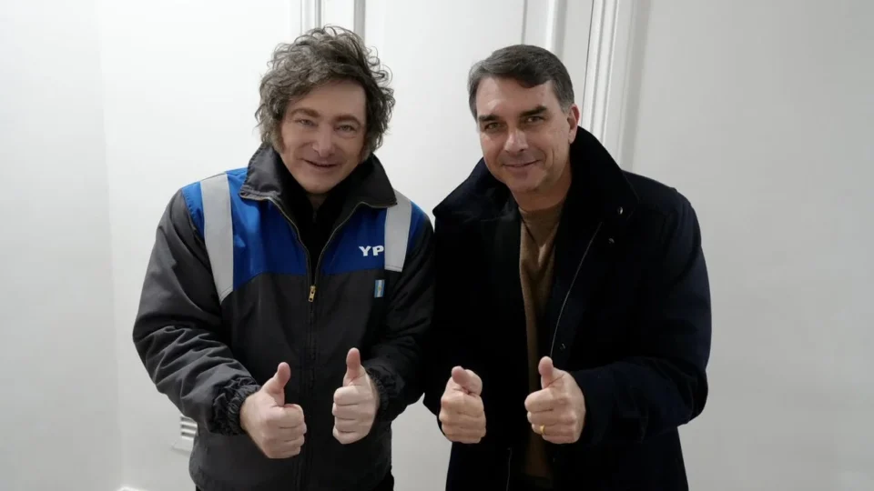 Em Buenos Aires, Javier Milei se encontra com Flávio Bolsonaro e diz que “onda azul” chegará ao Brasil neste ano