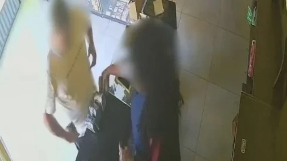 Homem furta 200 pacotes de figurinhas do Mundial em BH e tenta aplicar novo golpe dias depois 