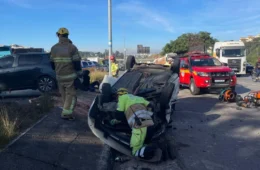 Carro de aplicativo capota após ser atingido por veículo desgovernado em BH; quatro pessoas ficaram feridas