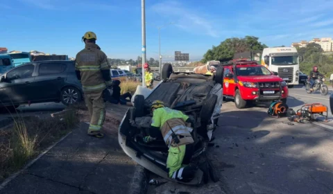 Carro de aplicativo capota após ser atingido por veículo desgovernado em BH; quatro pessoas ficaram feridas
