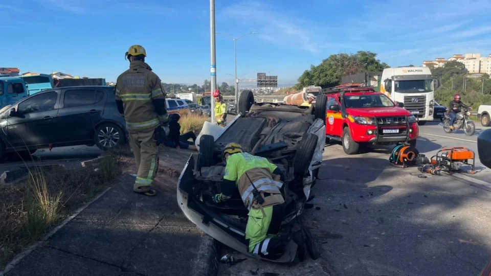 Carro de aplicativo capota após ser atingido por veículo desgovernado em BH; quatro pessoas ficaram feridas