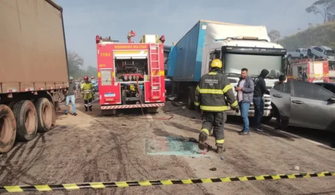 Engavetamento com 15 veículos deixa um morto e sete feridos na BR-262, em Minas Gerais
