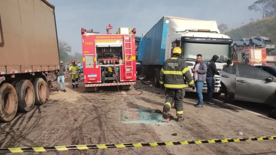 Engavetamento com 15 veículos deixa um morto e sete feridos na BR-262, em Minas Gerais