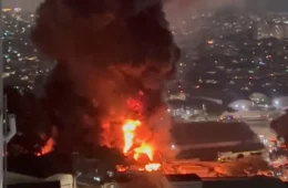 Incêndio de grandes proporções mobiliza 38 bombeiros em Guarulhos e combate já passa de 10 horas
