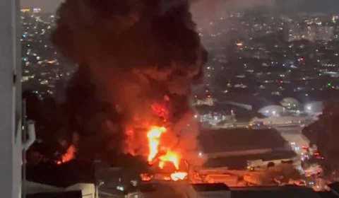 Incêndio de grandes proporções mobiliza 38 bombeiros em Guarulhos e combate já passa de 10 horas