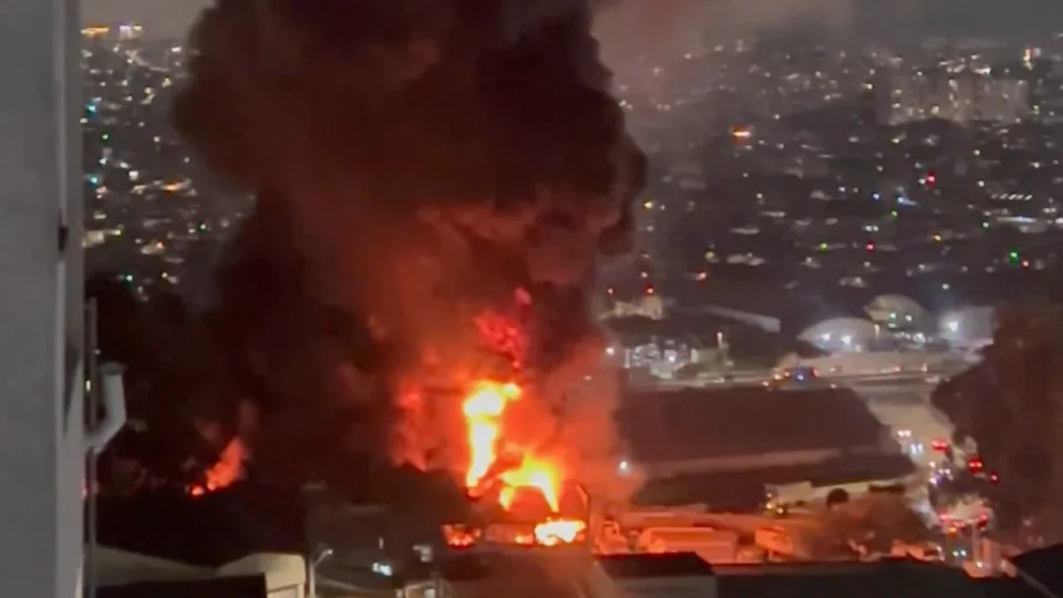 Incêndio de grandes proporções mobiliza 38 bombeiros em Guarulhos e combate já passa de 10 horas