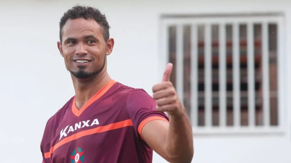 Juiz encerra ação movida por goleiro Bruno após decisão sobre prisão e captura