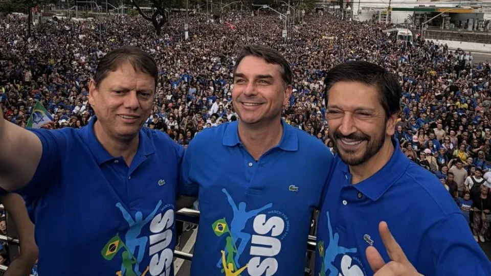 Marcha para Jesus em SP reúne Tarcísio, Nunes e Flávio Bolsonaro, que fala em ‘guerra espiritual’ e acena ao eleitorado evangélico