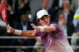 João Fonseca faz história em Halle, vai à final de duplas e amplia sequência impressionante na grama.