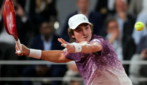 João Fonseca faz história em Halle, vai à final de duplas e amplia sequência impressionante na grama.