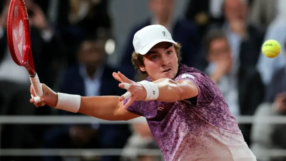 João Fonseca faz história em Halle, vai à final de duplas e amplia sequência impressionante na grama.