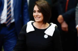 Michelle Bolsonaro decide deixar presidência do PL Mulher após crise com Flávio Bolsonaro