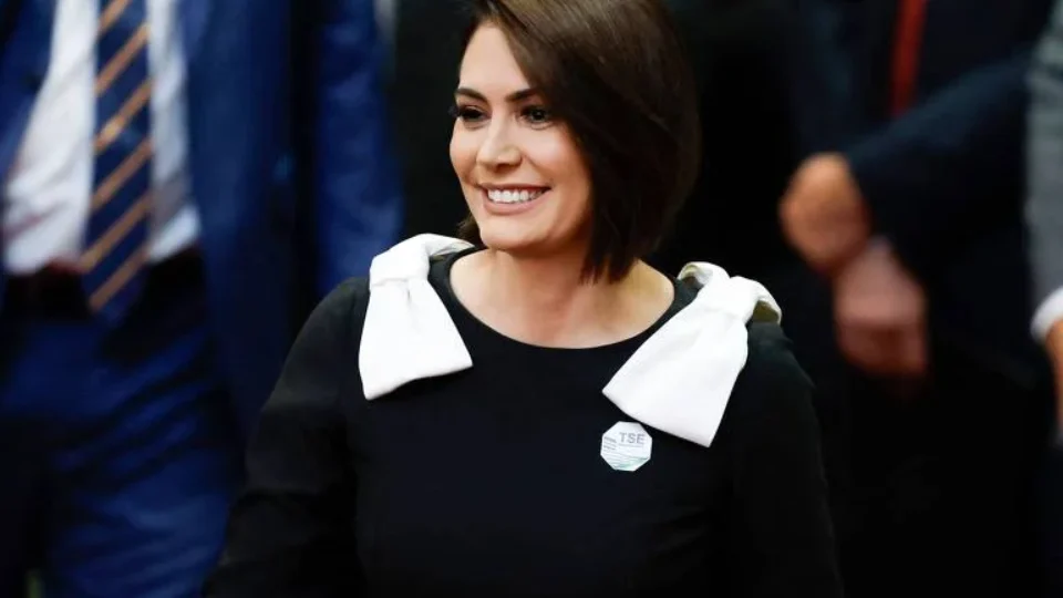 Michelle Bolsonaro decide deixar presidência do PL Mulher após crise com Flávio Bolsonaro