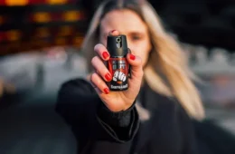 Senado aprova projeto que libera spray de pimenta para mulheres a partir de 16 anos