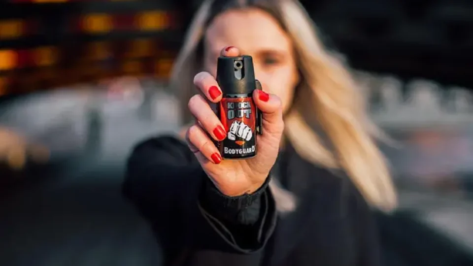Senado aprova projeto que libera spray de pimenta para mulheres a partir de 16 anos