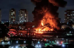 Após quase 24 horas de combate, incêndio volta a atingir galpão em Guarulhos e mobiliza bombeiros novamente