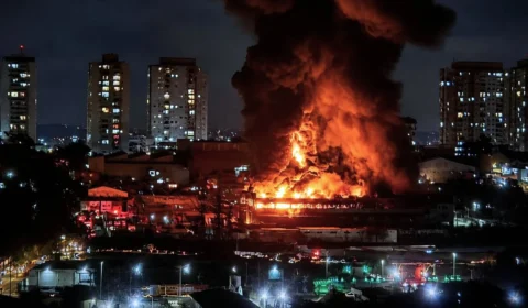 Combate a incêndio já passa de 15 horas e assusta moradores em Guarulhos