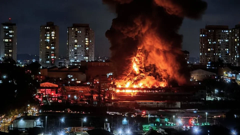 Combate a incêndio já passa de 15 horas e assusta moradores em Guarulhos
