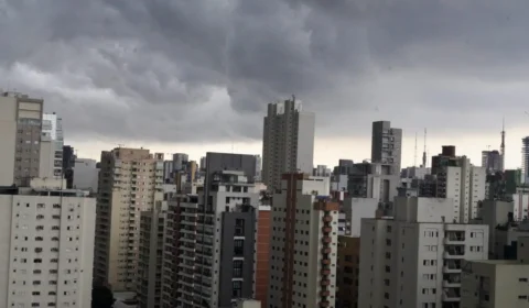 Frente fria avança sobre São Paulo e pode trazer chuva acima do esperado até domingo
