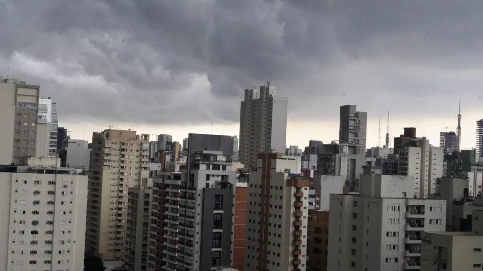 Frente fria avança sobre São Paulo e pode trazer chuva acima do esperado até domingo