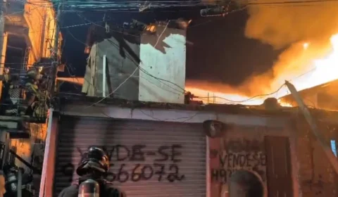 Incêndio de grandes proporções atinge Paraisópolis e deixa dezenas de famílias afetadas em São Paulo