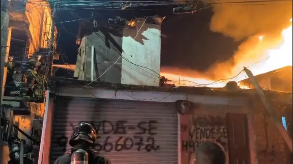 Incêndio de grandes proporções atinge Paraisópolis e deixa dezenas de famílias afetadas em São Paulo