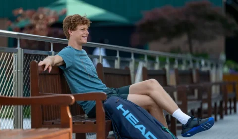 Sinner abre defesa em Wimbledon 2026 sob calor e espera por Fonseca