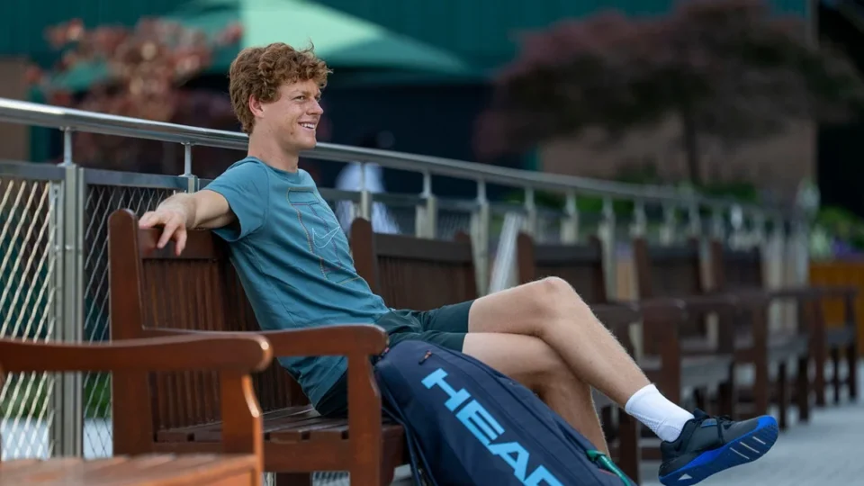 Sinner abre defesa em Wimbledon 2026 sob calor e espera por Fonseca
