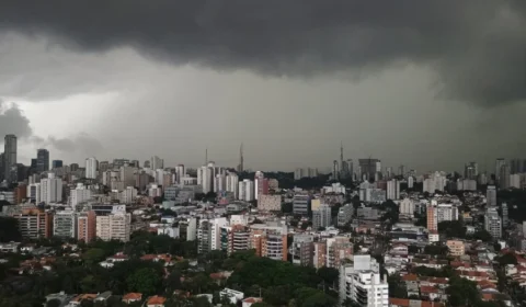 Frio e garoa tomam conta de SP: semana terá queda de temperatura e máximas não passam de 23°C