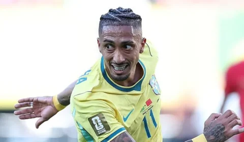 Raphinha evolui, fica sem dores e deve permanecer na Seleção Brasileira