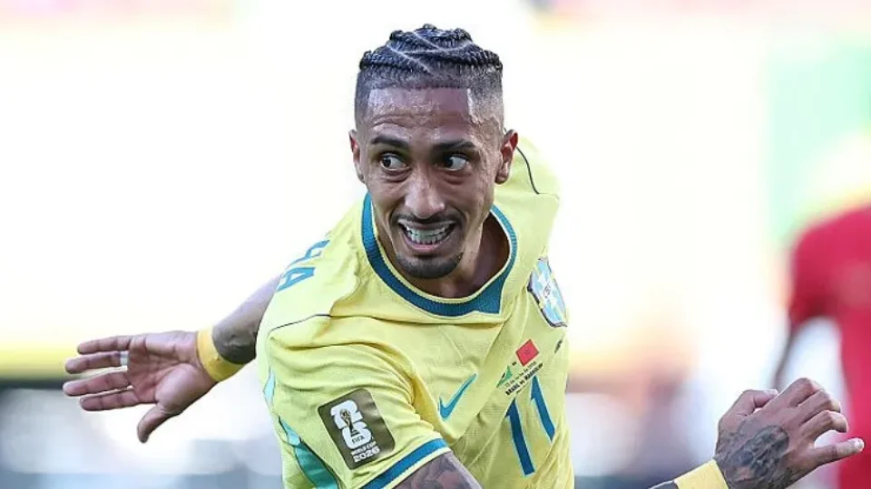 Raphinha evolui, fica sem dores e deve permanecer na Seleção Brasileira