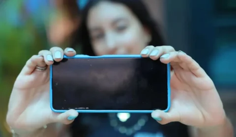 Um ano após restrição ao celular, 92% das escolas brasileiras adotam regra e relatam melhora na concentração dos alunos