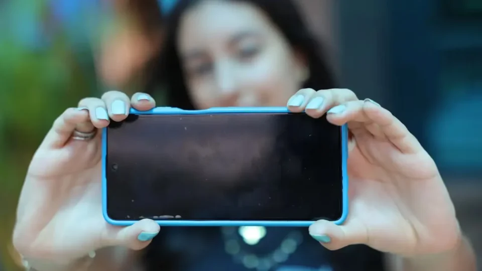 Um ano após restrição ao celular, 92% das escolas brasileiras adotam regra e relatam melhora na concentração dos alunos